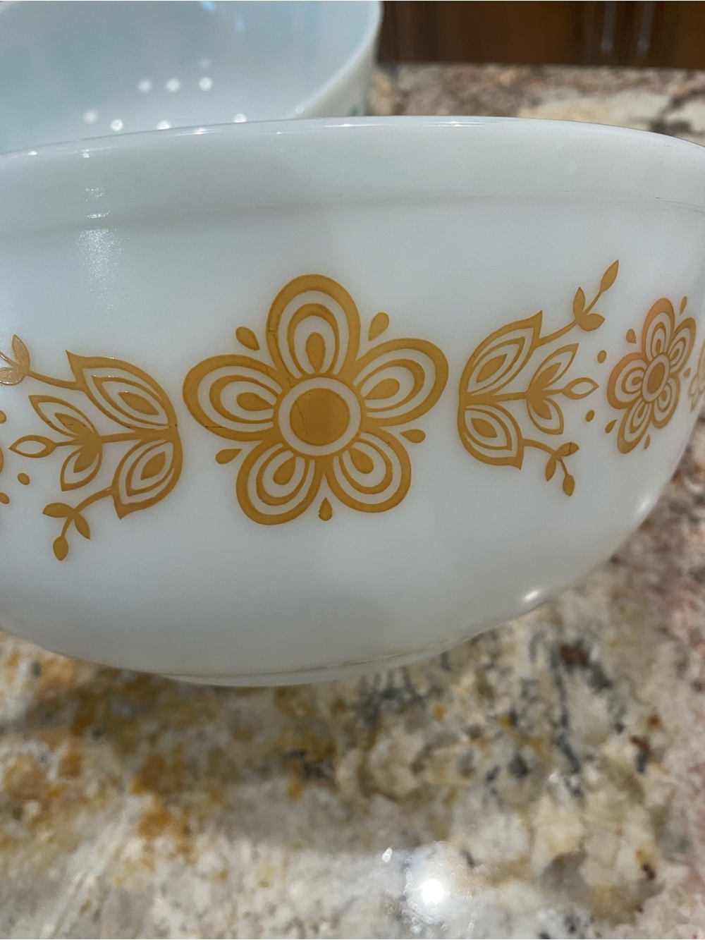 Vintage Pyrex 404 Mixing Bowl with Gold on white Butterfly pattern - Picture 4 of 14